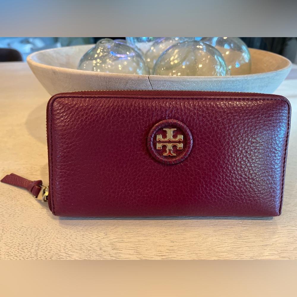 Tory Burch Ziparound Logo Emblem Burgundy Pebble Leather Wallet 8 in x 4.5 in